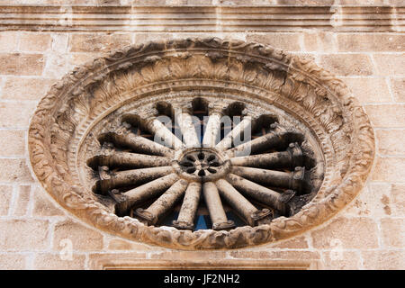 Rosone in pietra sulla chiesa in Vodice, Dalmazia Foto Stock