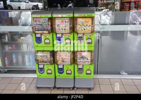 Alcuni distributori automatici per i ragazzi a comprare i giocattoli di piccole dimensioni ponendo in poche monete e torcendo la manopola, poi viene fuori una sfera di plastica con un giocattolo all'interno. Foto Stock