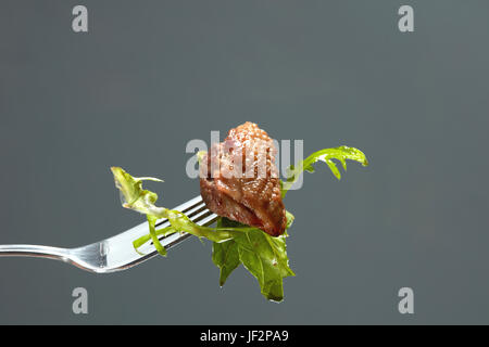 Carne e insalata su una forcella Foto Stock