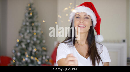 Festive giovane donna in rosso di Santa Claus hat Foto Stock