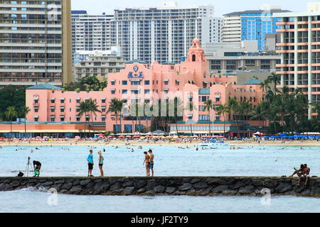 Honolulu, Hawaii, Stati Uniti d'America - 28 Maggio 2016: le persone che si godono la vita hawaiano in Waikiki Foto Stock