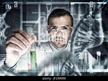 Bello scienziato per fare ricerca sulla molecola di DNA struttura Foto Stock