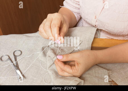 Donna mani facendo openwork ricamo Foto Stock