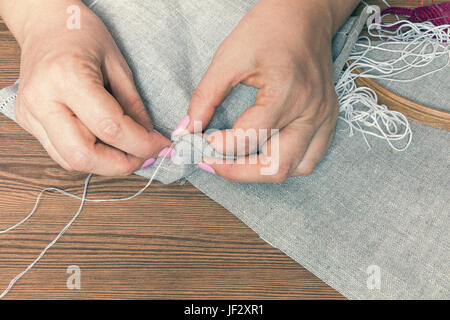 Donna mani facendo openwork ricamo Foto Stock