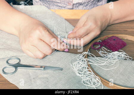 Donna mani facendo openwork ricamo Foto Stock