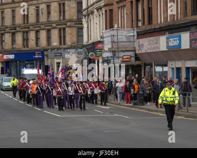 Arancione settaria a piedi fine marzo protestante di Glasgow Scozia pesante presenza di polizia Foto Stock