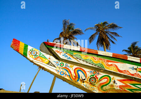 Tradizionale e dipinto barche. Saint Louis, Senegal Foto Stock