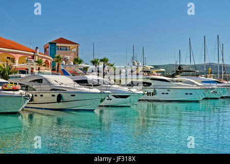 Motore yaachts in Marina Frapa a Rogoznica, a nord di Spalato sulla costa adriatica della Croazia. Foto Stock