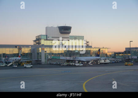 Francoforte, Germania - Gennaio 20th, 2017: aeromobili, un Airbus da Lufthansa, al cancello nel Terminal 1 dell'aeroporto internazionale di Francoforte Francoforte durante il tramonto. Il terminale 1 è stata completata nel 1972 e case di Lufthansa e altri partner Star Alliance Foto Stock