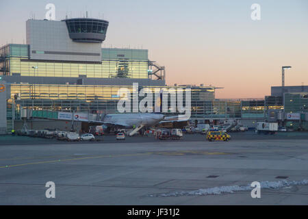 Francoforte, Germania - Gennaio 20th, 2017: aeromobili, un Airbus da Lufthansa, al cancello nel Terminal 1 dell'aeroporto internazionale di Francoforte Francoforte durante il tramonto. Il terminale 1 è stata completata nel 1972 e case di Lufthansa e altri partner Star Alliance Foto Stock