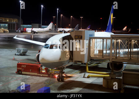 OSLO, Norvegia - JAN 21st, 2017: Lufthansa Airbus A320 aereo al gate pronto per l'imbarco, nelle prime ore del mattino durante il periodo invernale Foto Stock