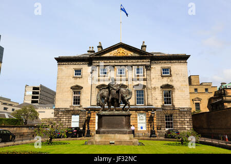 Royal Bank of Scotland, con la statua del Generale John Iohn speranza, 4° Conte di Hopetoun. Edimburgo, Scozia. Foto Stock