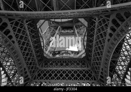 Tour Eiffel vista dalla parte inferiore - In bianco e nero Foto Stock