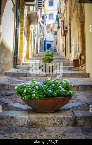 Centro storico, Cefalù, in provincia di Palermo, Sicilia, Italia Foto Stock