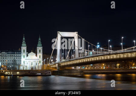 BUDAPEST, Ungheria - 22 febbraio 2016: vista notturna del ponte Elisabetta a Budapest, Ungheria Foto Stock