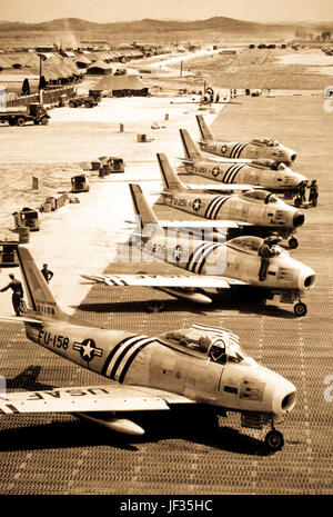 Vista del F-86 aerei sulla linea di volo ottenere pronto per il combattimento. Giugno 1951. Air Force. Foto Stock