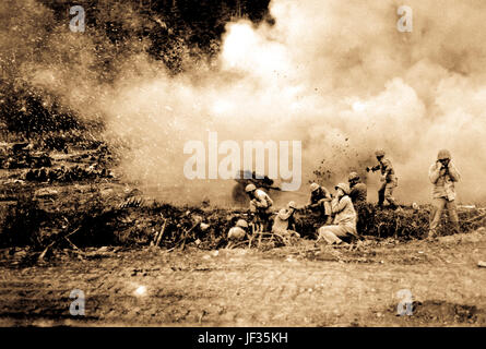 I razzi bagliore rosso - STATI UNITI Marines il lancio di un razzo 4.5 barrage contro i comunisti cinesi in coreano combattimenti. Ca. 1951. Foto Stock