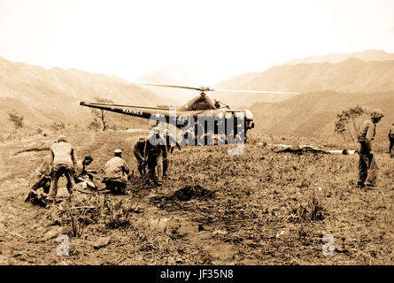 Stati Uniti Marines feriti a Kari San Mountain vengono evacuati tramite elicottero e volato in ospedale in prossimità di aree per il trattamento. Navy Corpsmen preparare tre feriti Marines per evacuazione. Maggio 23, 1951. Foto di N.H. McMasters. (Marina) Foto Stock