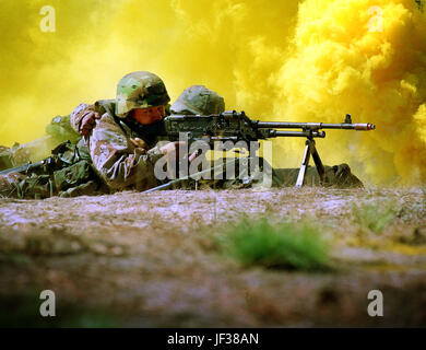 000313-M-3366S-001 Lancia Cpl. Keven A. Jones stabilisce fuoco di copertura per far avanzare le truppe durante un esercizio di campo a Fort Bragg, N.C., il 13 marzo 2000. Jones, dal Palatino, Ill., è fissata al 3° Battaglione, 8 Marines. DoD foto di PFC. Paul K. Steinhoff, U.S. Marine Corps. (Rilasciato) Foto Stock