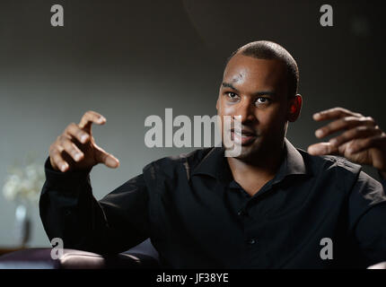 Wayne Marques la British Transport Police officer che hanno affrontato il coltello tre terroristi dimaneggio su London Bridge, ricorda la notte quando ha subito diverse lesioni il 3 giugno. Foto Stock