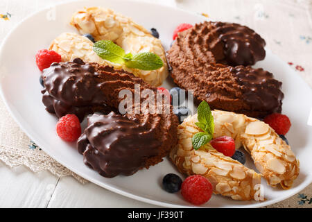 Festosa e mandorle e biscotti al cioccolato a forma di ferro di cavallo vicino sul tavolo. Posizione orizzontale Foto Stock