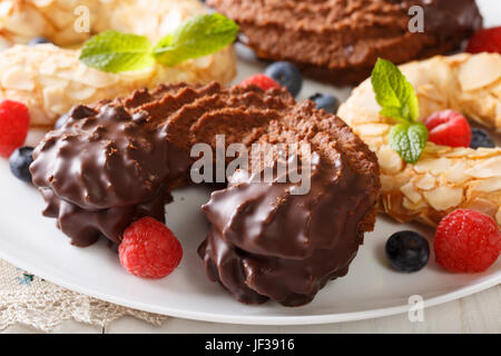 Biscotti frollini a forma di ferro di cavallo di cioccolato close-up su una piastra orizzontale. Foto Stock