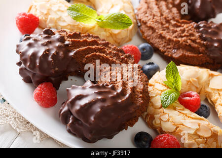 Biscotti a forma di ferro di cavallo con cioccolato e mandorle close-up su una piastra orizzontale. Foto Stock