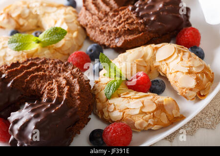 Biscotti a ferro di cavallo con cioccolato e mandorle close-up su una piastra. Posizione orizzontale Foto Stock