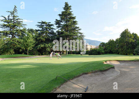 Magliaso, Svizzera - 2 Giugno 2017: persone che giocano a golf sul corso in Magliaso sulla Svizzera Foto Stock