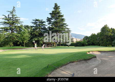 Magliaso, Svizzera - 2 Giugno 2017: persone che giocano a golf sul corso in Magliaso sulla Svizzera Foto Stock