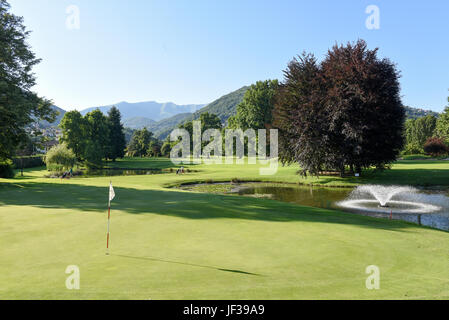 Magliaso, Svizzera - 2 Giugno 2017: persone che giocano a golf sul corso in Magliaso sulla Svizzera Foto Stock