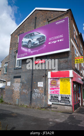 La pubblicità tramite Affissioni Honda Civic e poster pubblicitari sulla musica fine timpano di edificio suburbano, Upper Brook Street, Manchester, Regno Unito Foto Stock