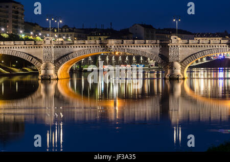 Torino Ponte Umberto I al crepuscolo Foto Stock