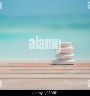 Zen pacifica di pietre e sabbia soffice per la tranquillità e la meditazione e ispirazione background concept design Foto Stock