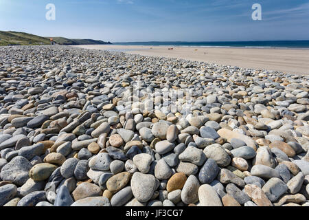 Banca Shingle dietro la spiaggia sabbiosa a Newgale Beach, Pembrokeshire, West Wales. Foto Stock