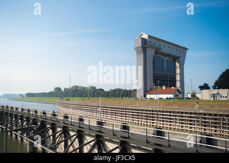 La NV TIEL, Paesi Bassi - 24 settembre 2016: Bloccare Prins Bernhard nel Amsterdam-Rhine canal Foto Stock