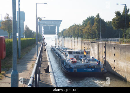 La NV TIEL, Paesi Bassi - 24 settembre 2016: Bloccare Prins Bernhard nel Amsterdam-Rhine canal Foto Stock