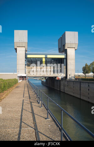 La NV TIEL, Paesi Bassi - 24 settembre 2016: Bloccare Prins Bernhard nel Amsterdam-Rhine canal Foto Stock