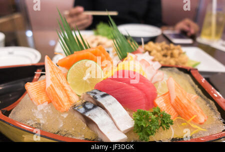 Sashimi giapponese impostato su una piastra in barca Foto Stock