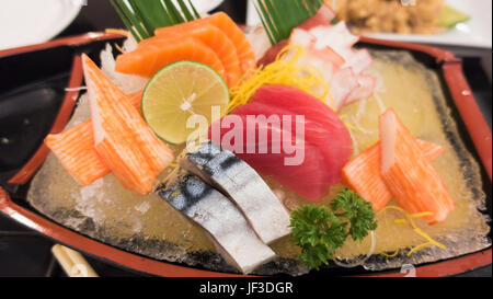 Sashimi giapponese impostato su una piastra in barca Foto Stock