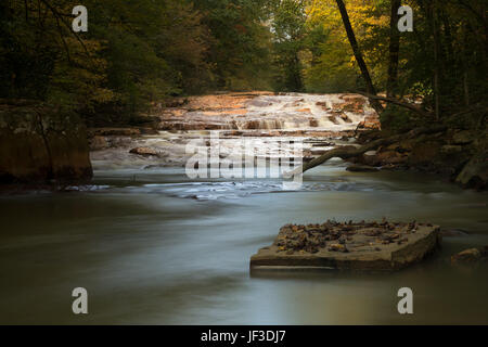 Cascata su terreni fangosi Creek nei pressi di Albright WV Foto Stock