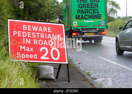 Un regno unito la velocità su strada controllare rallentare il cartello di avviso segni restrizioni limitano lo spostamento auto automobili veicoli avviso avvertenze drive guida rapida accelerazione veicolo Foto Stock