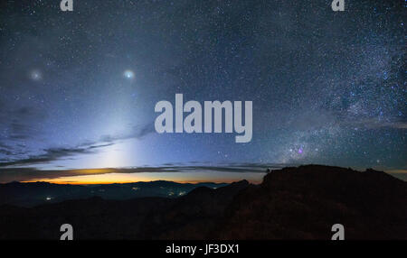 Luce zodiacale e la via lattea oltre la montagna alla mattina presto, Thailandia Foto Stock