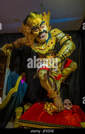 BALI, Indonesia - 08 Marzo 2017: Impressionante fatto a mano struttura, Ogoh-ogoh statua costruita per la parata Ngrupuk, che avviene su anche del Nyepi Foto Stock