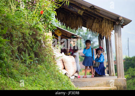 Le ragazze della scuola nelle colline sopra Pokhara, Nepal Foto Stock