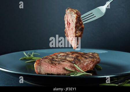 Succosa bistecca mezzo raro carni bovine Foto Stock