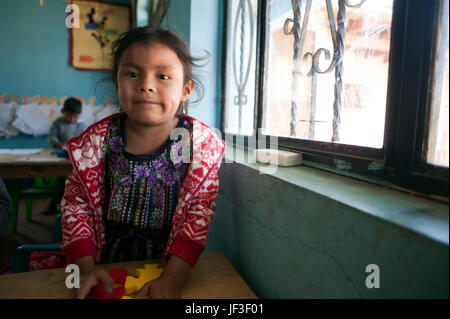 Un indigeno maya alla ragazza in età prescolare El Barranco, Solola, Guatemala. Foto Stock