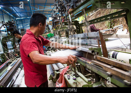 Uomo che lavora in una fabbrica tessile a Kathmandu in Nepal Foto Stock