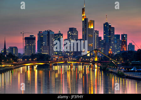 Grattacieli di Francoforte si riflette sul fiume principale al crepuscolo, Germania Foto Stock