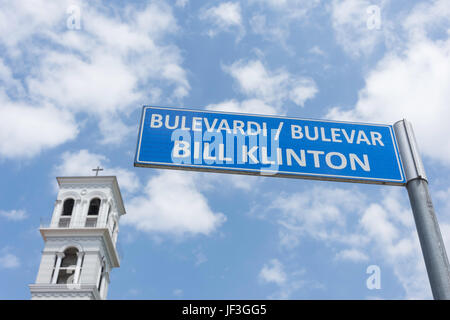 Bulevardi principale Bill Klinton strada segno, Pristina (Prishtina), Repubblica del Kosovo Foto Stock